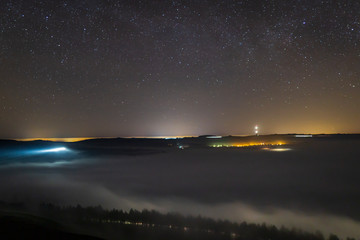 Les étoiles au-dessus du brouillard