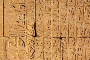 Fototapeta na wymiar KarnakTempel-Flachrelief, Ägyptische Hieroglyphen