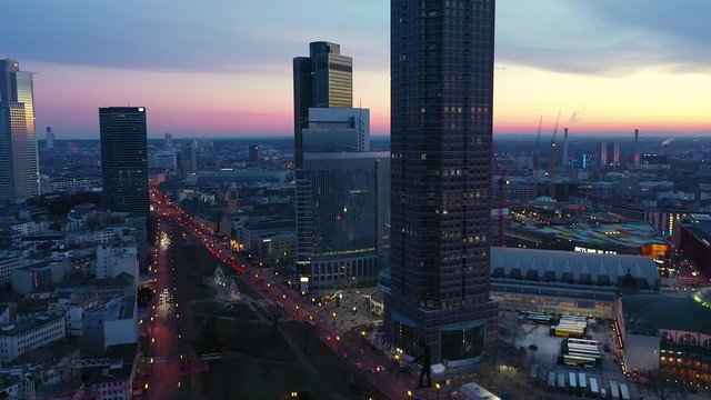 Feierabendverkehr am Messeturm in Frankfurt am Main