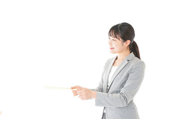 書類を提出する若いビジネスウーマン