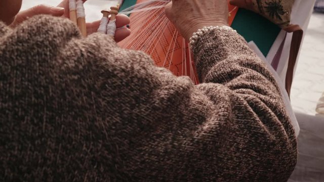 Manos de anciana trabajando, t&eacute;cnica de tejer en Barcelona