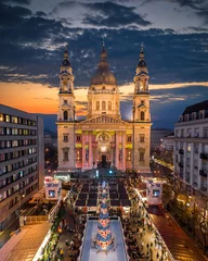 Photo sur Plexiglas Budapest Budapest, Hungary - Aerial drone view of Europe's most beautiful Christmas market with the illuminated St.Stephen's Basilica, Ice rink, Christmas tree and clear blue sky .at dusk
