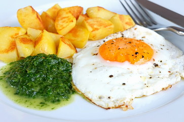 Bratkartoffeln Spiegelei Spinat