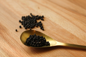 ブラックペッパーと金属製のスプーン