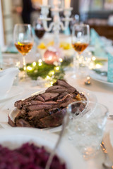 Gedecke Tafel für Familienessen mit Rehbraten, Reh, vom Wild, Weihnachten