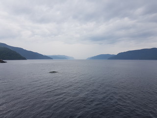 Obraz premium Fiordo canadiense en día nublado