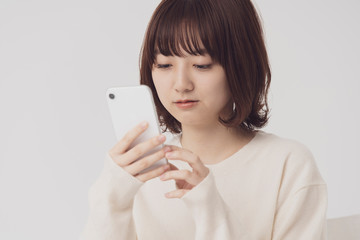 スマートフォンを使う女性