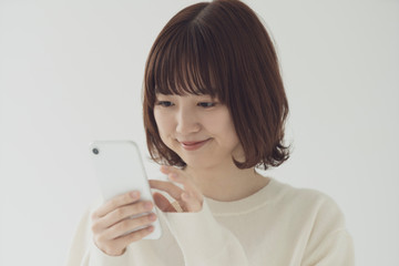 スマートフォンを使う女性
