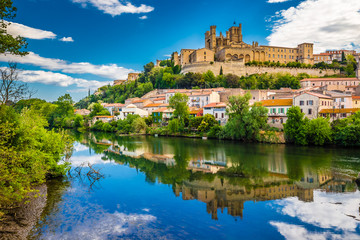 Fototapeta na wymiar Orb River And Cathedral In Beziers, France