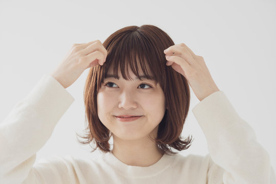 前髪を整える女性