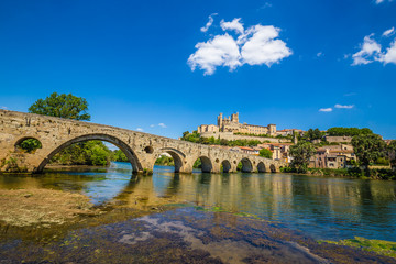 Obraz premium Old Bridge And Cathedral In Beziers, France