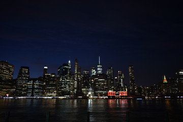 Fototapeta na wymiar New york skyline from brooklyn at night with water reflection