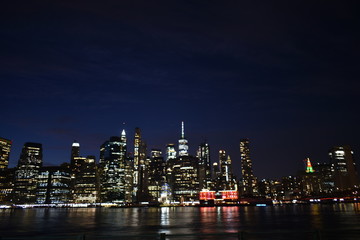 Fototapeta na wymiar New york skyline from brooklyn at night with water reflection