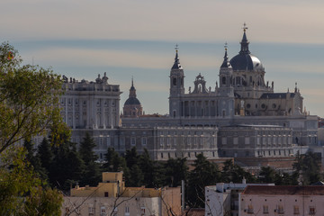 Fototapeta na wymiar Almuneda cathedral and the royal palace in Madrid, Spain