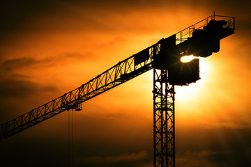 Baukran im Sonnenuntergang