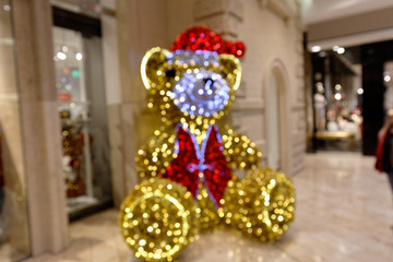 Weihnachtsbär - Weihnachtsdekoration in Einkaufszentrum - Bokeh Hintergrund