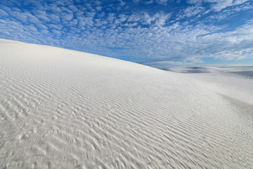 Fototapeta na wymiar Ripples in the white gypsum sand of White Sands National Park in New Mexico