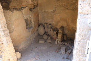 Ancient pottery in pompeii 