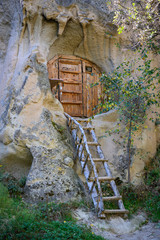 Höhlenwohnung Eingang mit Holzleiter