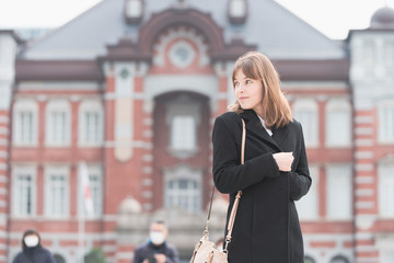 日本・東京（東京駅）を観光する女性