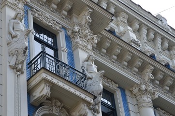 reichhaltig verzierte Häuserfassade in Riga
