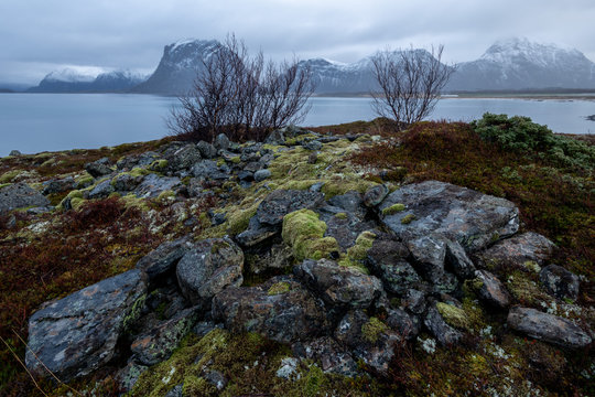 Wikingergrab in Norwegen mit Mjelberget, heiliger Berg der Wikinger