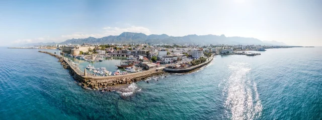 Photo sur Plexiglas Chypre Vue aérienne panoramique du port maritime de Kyrenia et de la vieille ville, Chypre du Nord