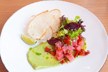 tuna Tartar with avocado, lettuce, sun-dried tomatoes and bread chips