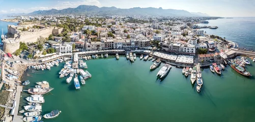 Fotobehang Luchtfoto van de zeehaven en de oude binnenstad van Kyrenia (Girne) is een stad aan de noordkust van Cyprus. © Viacheslav