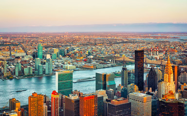 Fototapety  Panoramiczny widok na dzielnicę Midtown na Manhattanie w Nowym Jorku, NYC. East river i most Queensboro w Long Island City. Panoramę, USA. Budynek architektury amerykańskiej. Panorama z lotu ptaka metropolii.
