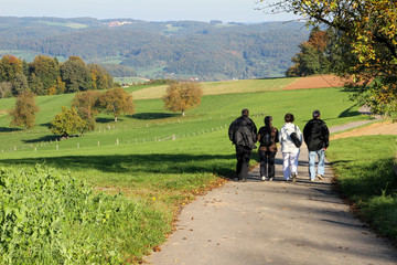 Zwei Pärchen auf Wanderung im Odenwald in Deutschland