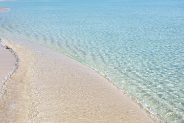 Fototapeta na wymiar Crystalline water and white sand