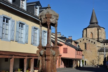 Fototapeta na wymiar Fontaine et abbatiale de Saint-Savin, Pyrénées, France