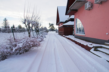Duży dom w śniegu w zimę
