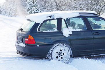 Samochód zasypany śniegiem  zakopany w śniegu - obrazy, fototapety, plakaty