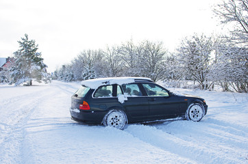 Obraz na płótnie Canvas Samochód zasypany śniegiem zakopany w śniegu