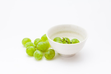Green grapes with bowl 