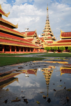 Mandalay Königspalast hochkant mit Spiegelung