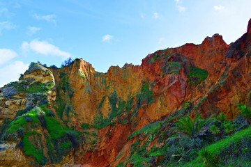 paesaggio naturale della bellissima scogliera frastagliata che scende a picco sulla spiaggia di Praia do Camilo a Lagos nella regione dell'Algarve, Portogallo