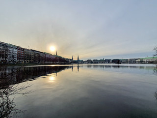 Fototapeta na wymiar Jezioro w centrum Hamburga. Hamburg, Niemcy.