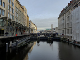 Budynki nad kanałami wodnymi w centrum miasta. Hamburg, Niemcy