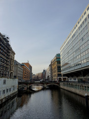 Budynki nad kanałami wodnymi w centrum miasta. Hamburg, Niemcy