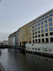 Budynki nad kanałami wodnymi w centrum miasta. Hamburg, Niemcy - obrazy, fototapety, plakaty