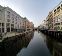 Fototapeta na wymiar Budynki nad kanałami wodnymi w centrum miasta. Hamburg, Niemcy