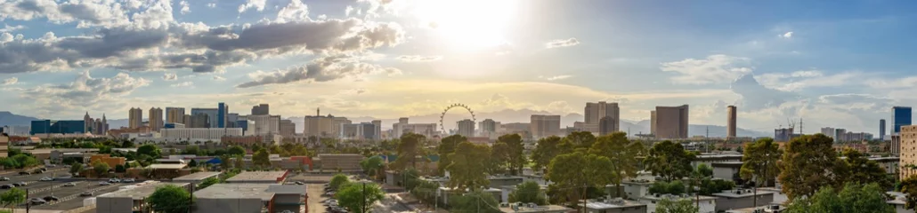 Gordijnen VS, Nevada, Clark County, Las Vegas. Een helder high-key panorama van de skyline van Vegas langs de hotels en casino& 39 s van de strip. © Dominic Gentilcore