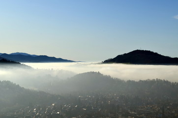 Freiburg unter einem Nebelvorhang