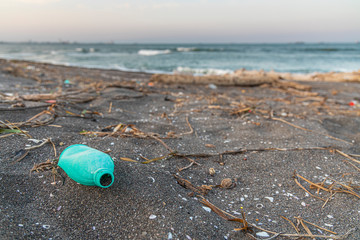 Obraz premium Beach pollution after a hurricane