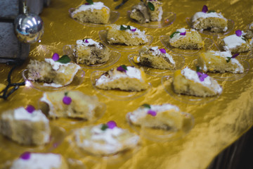 PASTEL HECHO PEDASOS PARA COMPARTIR 