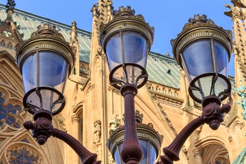 Fototapeta na wymiar Metz Streetlamps in front of the church