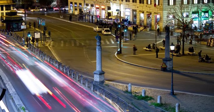 Timelapse Piazzale Flaminio Roma, Italia - Febbraio  2019. Traffico di automobili di notte